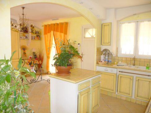 Vente MARSEILLE 11EME / LES ACCATES. Villa de Type 4, T4 , F4 récente de plain pied, terrasse, exposition sud, cuisine et sdb équipées, garage, terrain plat